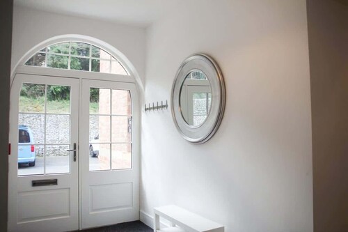 Modern & Bright 1 Bedroom Apartment in Holywell