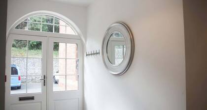 Modern & Bright 1 Bedroom Apartment in Holywell