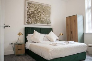 1 slaapkamer, een bureau, een strijkplank/strijkijzer, wifi