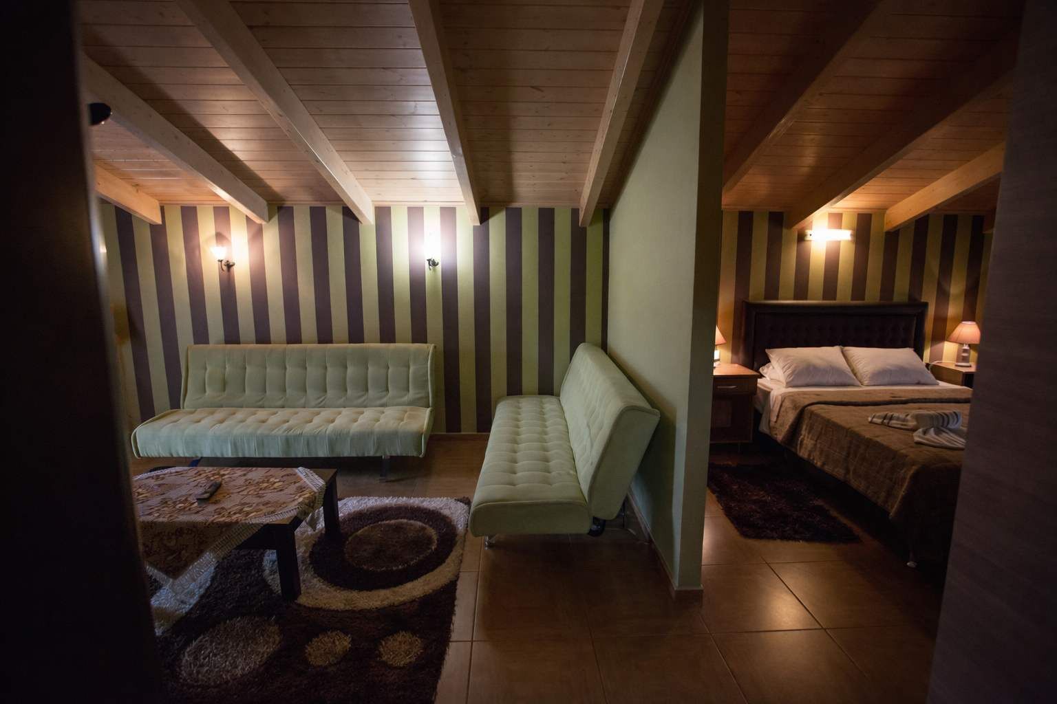 Iron/ironing board, travel crib, WiFi, bed sheets