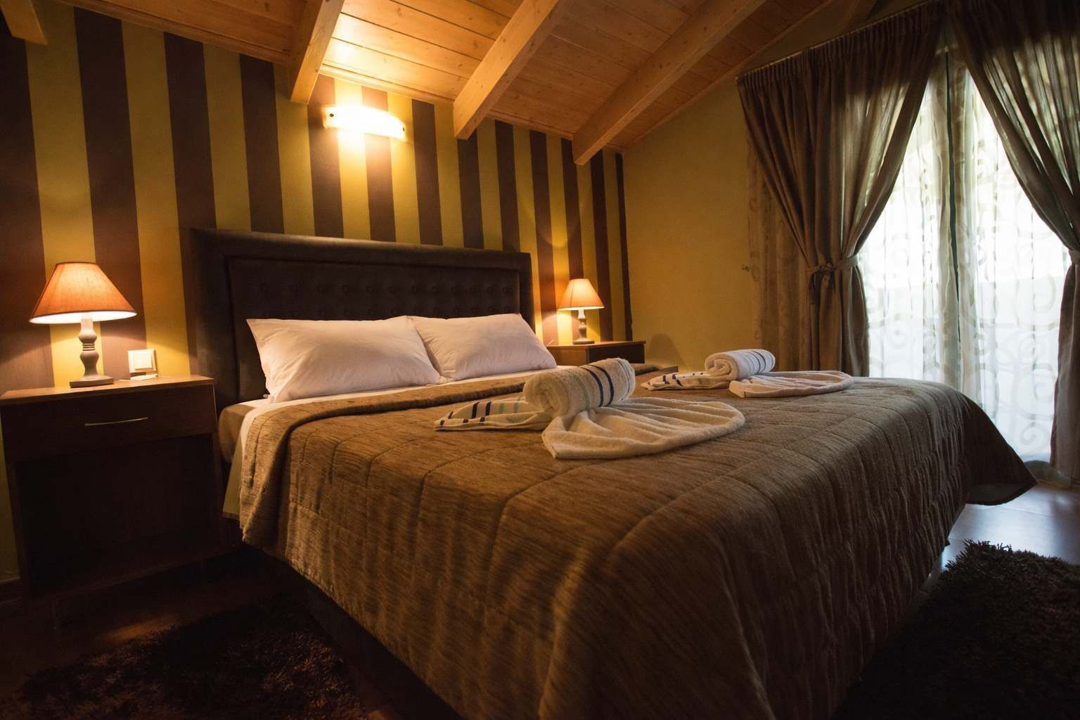 Iron/ironing board, travel crib, WiFi, bed sheets