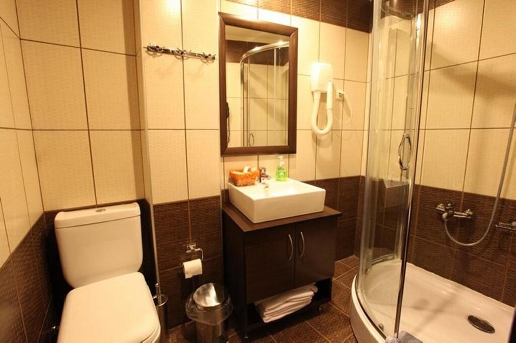 Shower, hair dryer, towels, shampoo