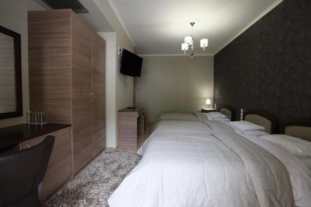 Iron/ironing board, travel cot, WiFi, bed sheets