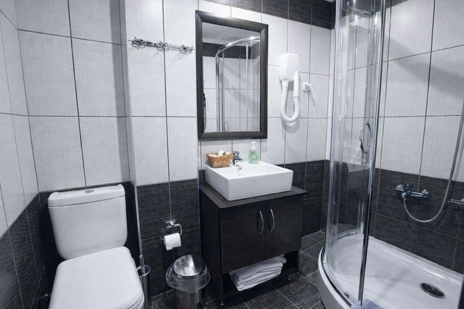 Douche, sèche-cheveux, serviettes fournies, shampoing