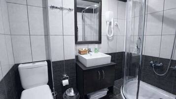 Douche, sĂšche-cheveux, serviettes fournies, shampoing