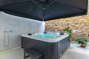 Bañera de hidromasaje cubierta