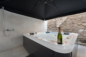 Indoor spa tub