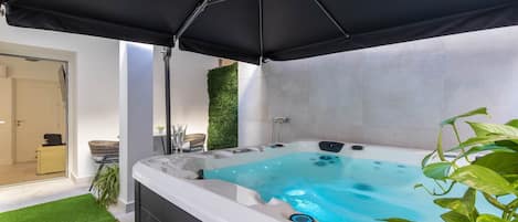 Indoor spa tub