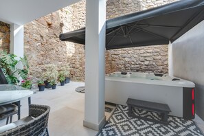 Bañera de hidromasaje cubierta