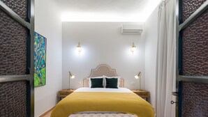 2 quartos, escrivaninha, ferros/tábuas de passar roupa
