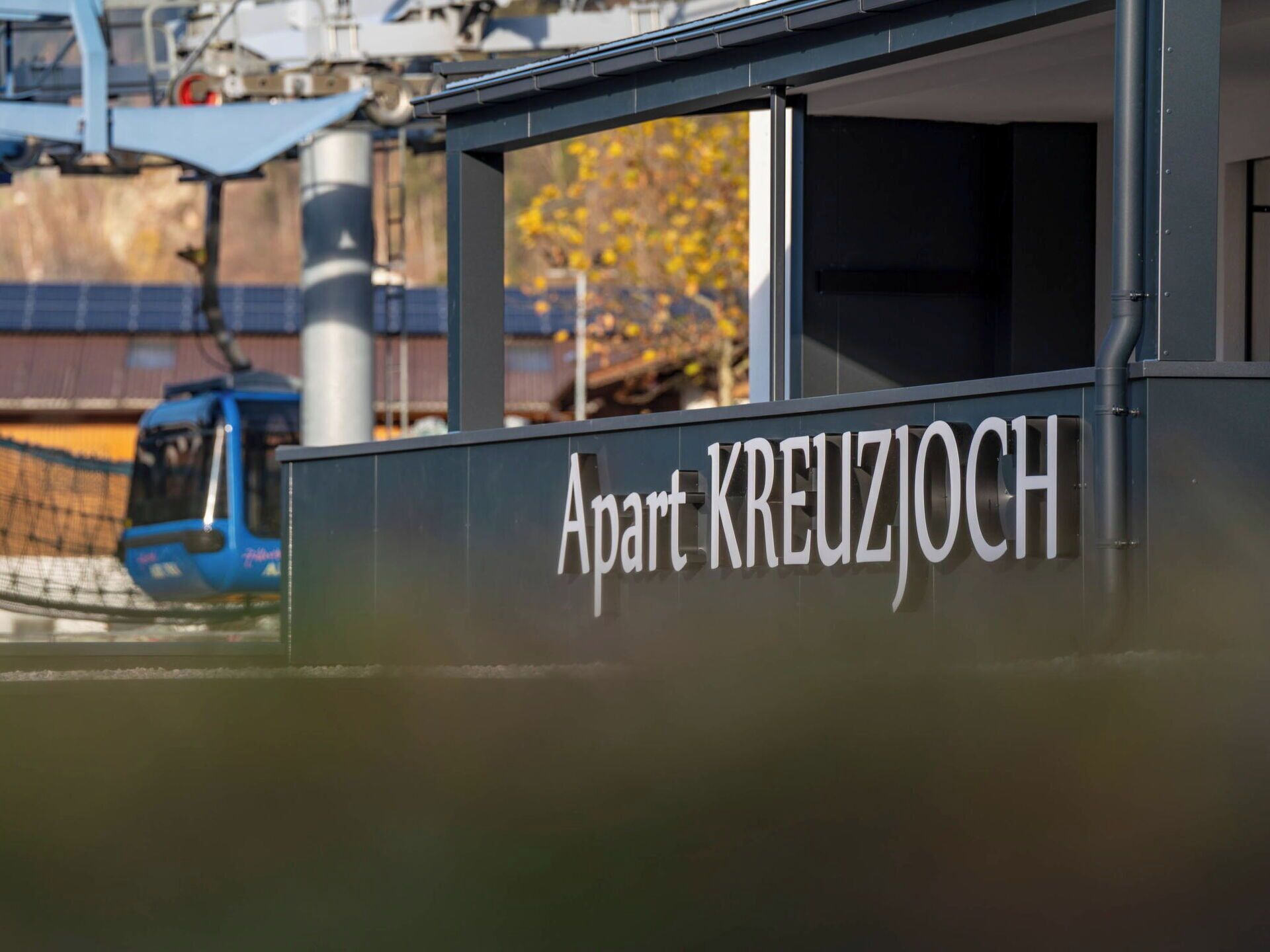 Een gebouw met een bord waarop 'Apart KREUZJOCH' staat.