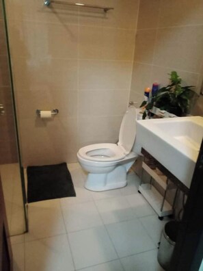 Comfort Condo, 1 Bedroom, Pool Access | Bathroom - City Living at One Uptown Residence (Taguig City)