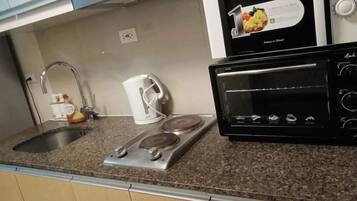 Comfort Condo, 1 Bedroom, Pool Access | Private kitchenette