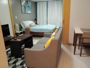 Comfort Condo, 1 Bedroom, Pool Access | Living room - City Living at One Uptown Residence (Taguig)