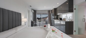 Suite Banderas Spa—Doble Jacuzzi y Bañera de Hidromasaje