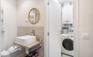 Hair dryer, towels, soap, toilet paper - Spacious & Bright 4-Bedroom Apartment in Central Madrid (Madrid)