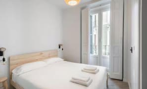 Desk, iron/ironing board, free WiFi, bed sheets - Spacious & Bright 4-Bedroom Apartment in Central Madrid (Madrid)