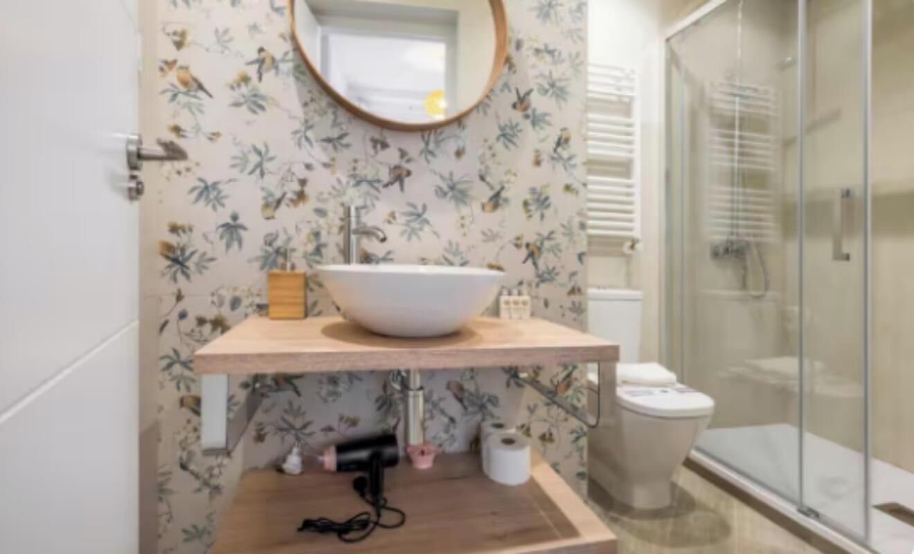 Sèche-cheveux, serviettes fournies, savon, papier toilette