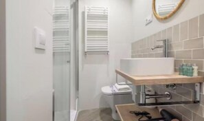 Sèche-cheveux, serviettes fournies, savon, papier toilette