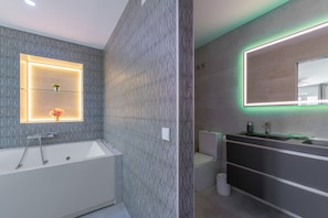 Een douche, een haardroger, handdoeken