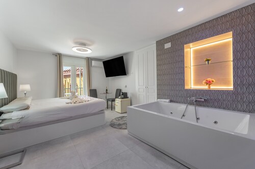 Valeria Room: Double Whirlpool Bath, Mountain Views