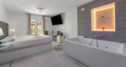 Valeria Room: Double Whirlpool Bath, Mountain Views