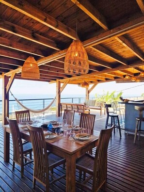 Outdoor dining - La Case Bleue (Les Avirons)