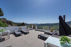Outdoor dining - Room Isabel Mountain Views Double Whirlpool Bath (Carratraca)