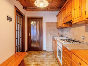 Private kitchen - Stunning private villa for 3 guests with patio, pets allowed and panoramic view (Dosso Del Liro)