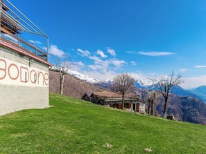 Property grounds - Stunning private villa for 3 guests with patio, pets allowed and panoramic view (Dosso Del Liro)