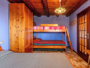 Room - Stunning private villa for 3 guests with patio, pets allowed and panoramic view (Dosso Del Liro)