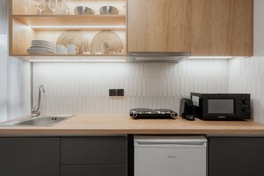 Fridge, microwave, coffee/tea maker, electric kettle - LIV - Comfortable Athens Studio S8-2C (Athens)