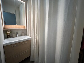 Secadora de cabello, toallas, jabón, papel de baño 