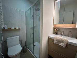 Hair dryer, towels, soap, toilet paper - Beach 30m away! Ideal studio. Near Bastia (San-Martino-di-Lota)