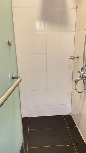 Superior Room | Bathroom - SIX DIAMOND HOTEL OPEBI (Lagos)