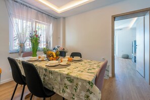 Dining - Beautiful apartment for 4 people near the sandy beach in Crikvenica (Crikvenica)