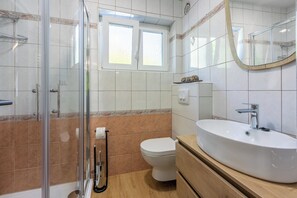 Shower, towels, soap - Beautiful apartment for 4 people near the sandy beach in Crikvenica (Crikvenica)
