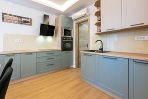Fridge, microwave, oven, stovetop - Beautiful apartment for 4 people near the sandy beach in Crikvenica (Crikvenica)