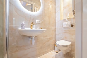 Dusche, Haartrockner, Handtücher