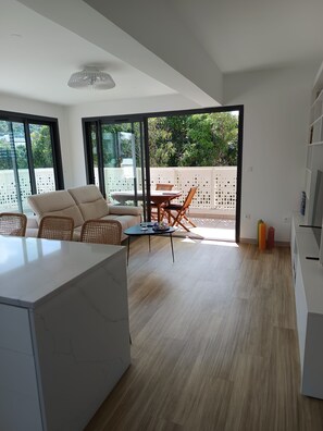 Interior - Elegance and comfort - mountain-view terrace in the city center (L'Étang-Salé)