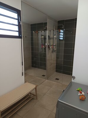 Dusche, Haartrockner, Handtücher, Seife