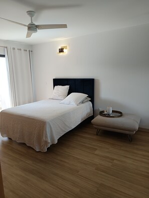 Room - Elegance and comfort - mountain-view terrace in the city center (L'Étang-Salé)