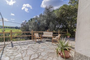 Terrace/patio - Panoramic farmhouse in Maremma with garden and view, pet friendly (Campagnatico)