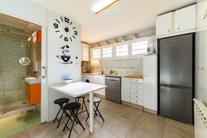 Fridge, microwave, oven, dishwasher