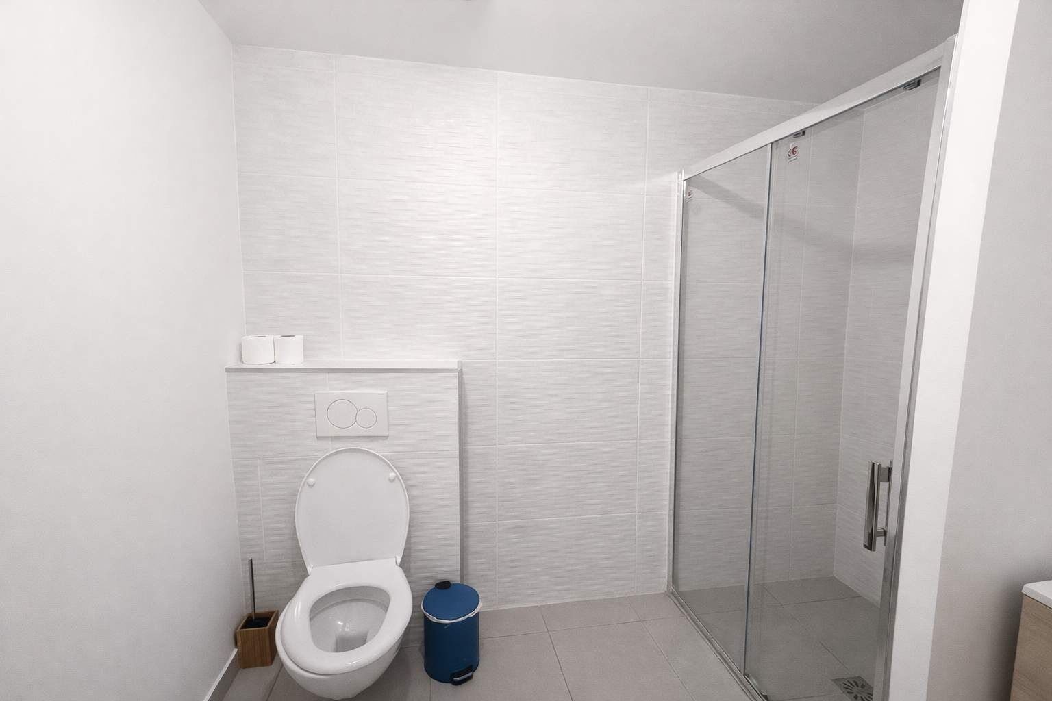 Een douche, een haardroger, handdoeken, shampoo