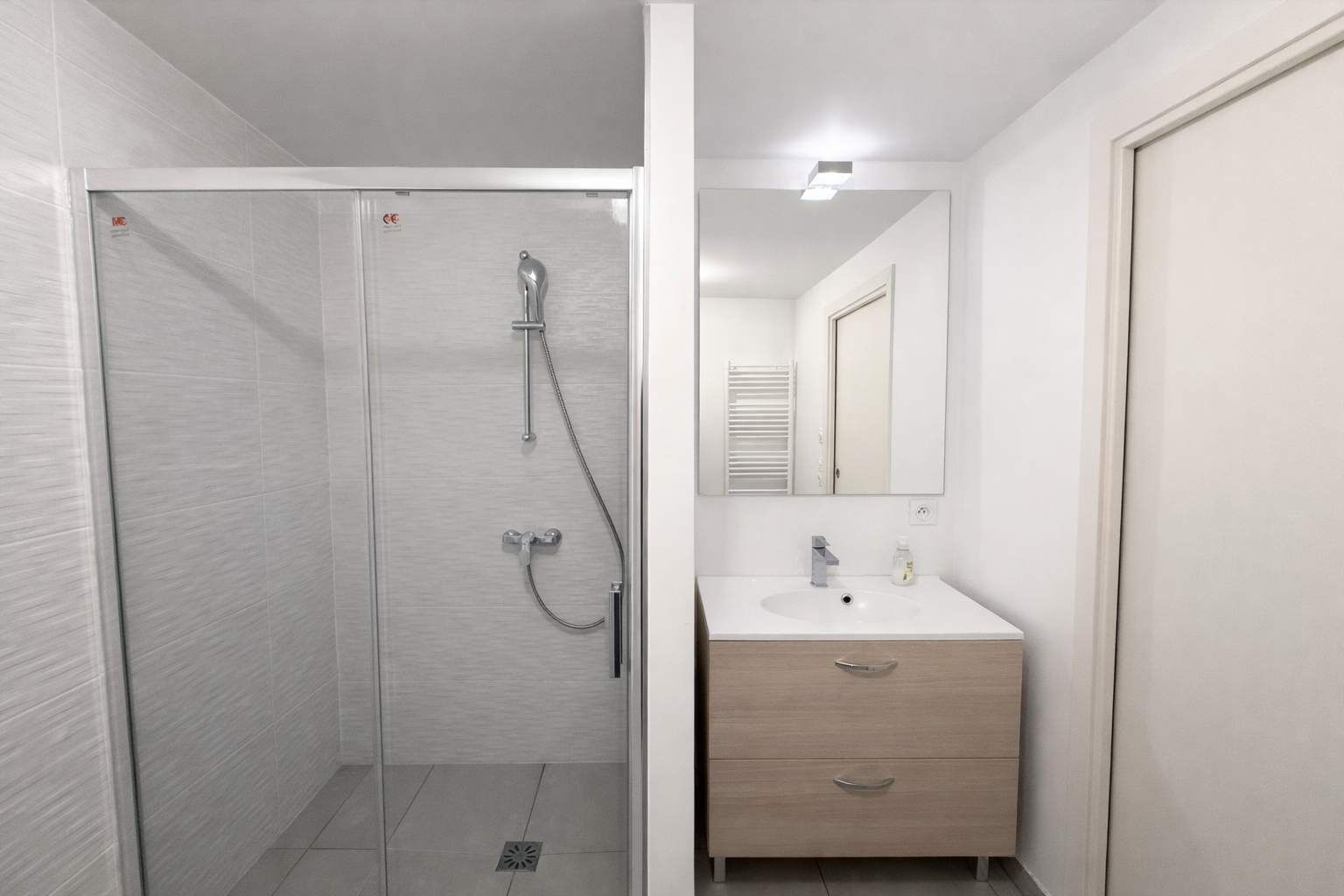 Chuveiro, secador de cabelo, toalhas de banho, shampoo