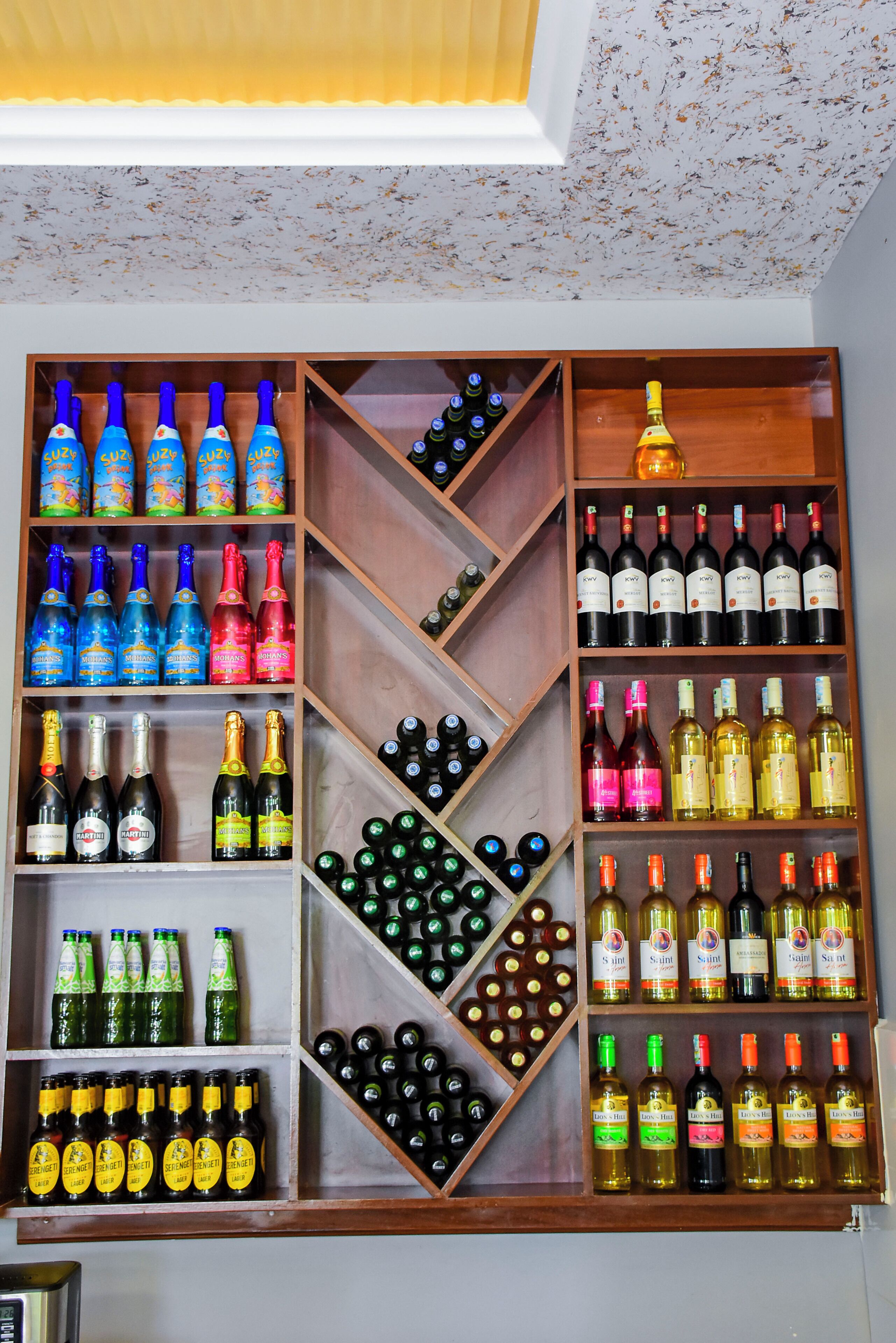 Ein Weinkühlschrank mit mehreren Ablagen für Bier und Wein.