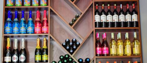 Un compartimento para guardar vino y cerveza con varios estantes.