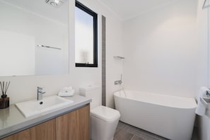 Dusche, Haartrockner, Handtücher, Seife