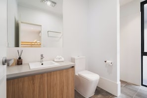 Dusche, Haartrockner, Handtücher, Seife